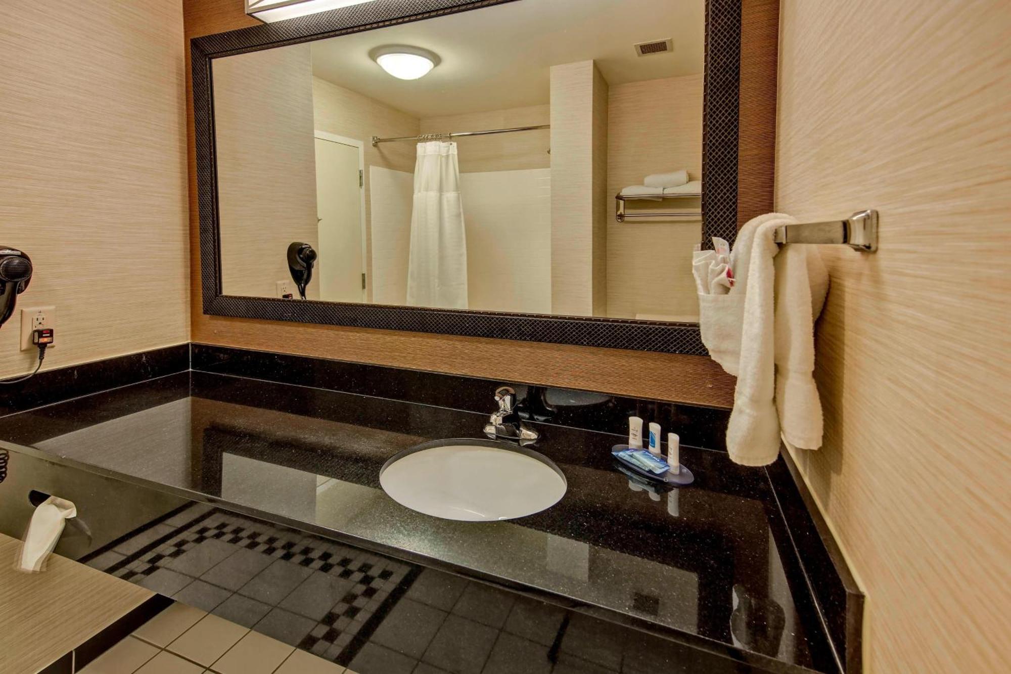 Fairfield Inn And Suites By Marriott Oklahoma City Airport Exteriör bild
